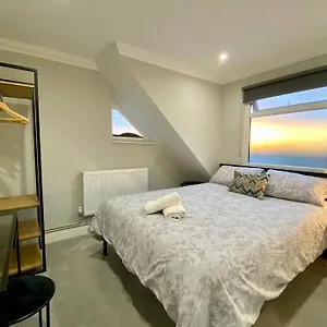 Stylish Two Bedroom Near Victoria Park Apartment