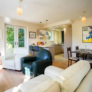 Royal Stuart Lane - Townhouse By The Bay With Parking Holiday home