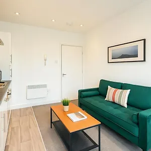2 Bedroom Near Centre, Uni & Parks! Apartment