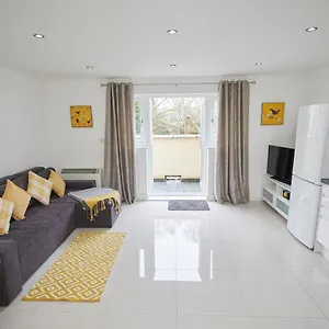 Apartment Spire View - 1 Bedroom, Sleeps 4, Parking Wifi